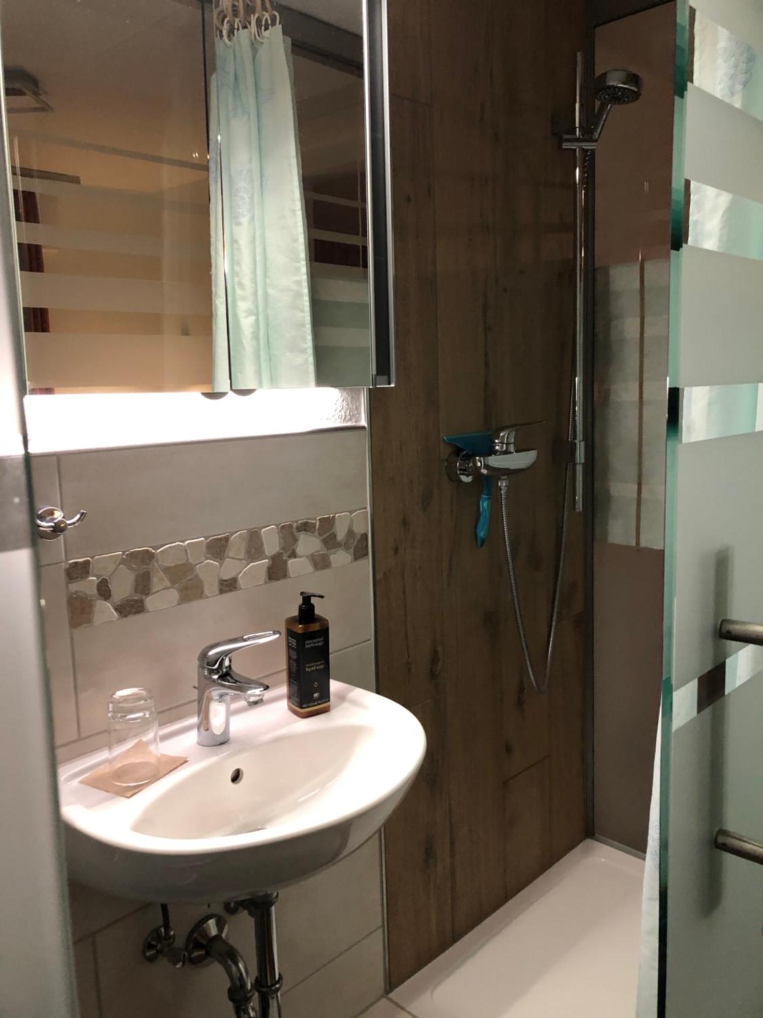 Aussichtszimmer Mit Modernem Glasbad Und Balkon Koblenz  Bagian luar foto